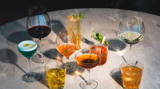 Een tafel met verschillende soorten drankjes.