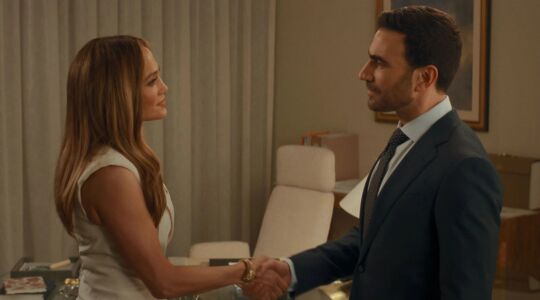 Jennifer Lopez en Brett Goldstein die elkaar de hand schudden.