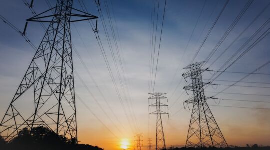 Elektriciteitspalen met zonsondergang.