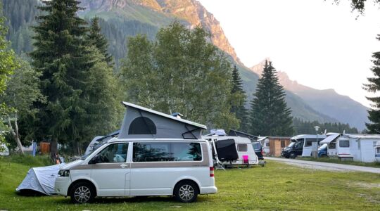 Een camping met campers
