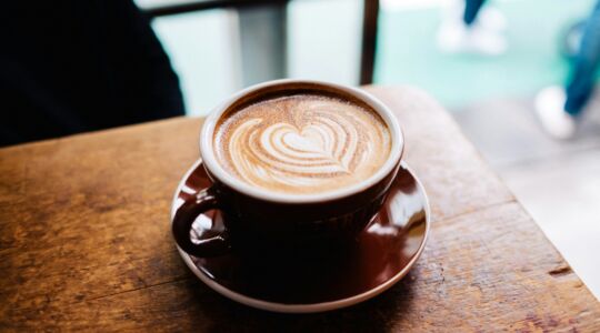 Een kopje koffie dat op tafel staat