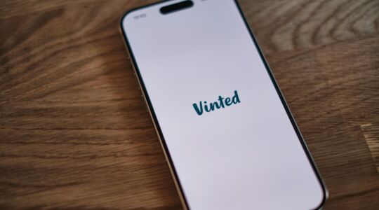 Een telefoon met de Vinted-app open.