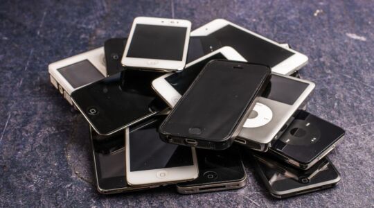 Allemaal oude telefoons op een stapel.