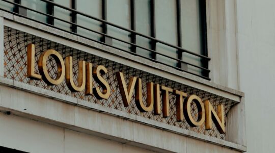 Louis Vuitton geschreven op de gevel van een gebouw.