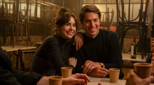 Lucas Bravo en Lily Collins in Emily in Paris