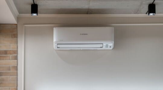 Een airco die hangt aan de muur.