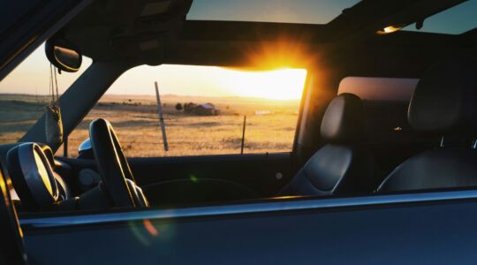 De binnenkant van een auto waar de zon op schijnt.