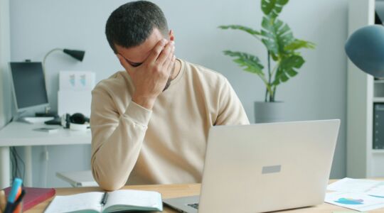 Een man die heel erg werkstress ervaart