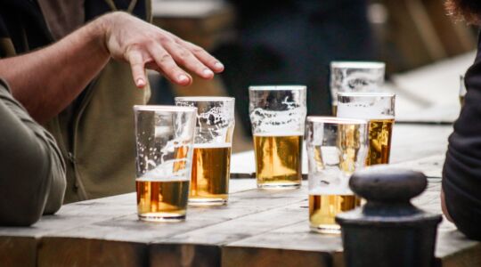Verschillende biertjes op tafel (mogelijk zelfs alcoholvrij bier)