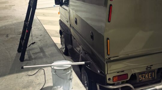 De achterkant van de custom Suzuki-camper