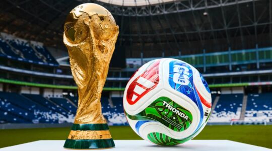 De wereldbeker naast de bal van het WK 2026