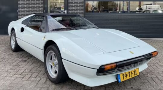 De Ferrari 308 GT Spider van voren