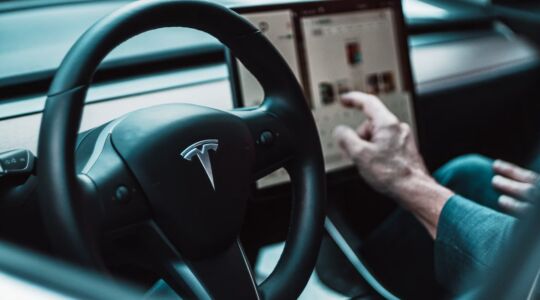 Het stuur van een Tesla, een zelfrijdende auto