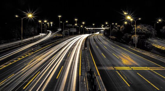 Een verlichte snelweg in de nachts