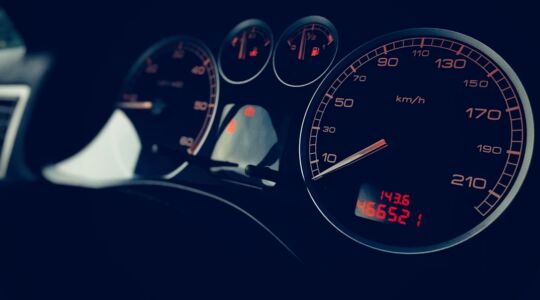 Een snelheidesmeter in je auto