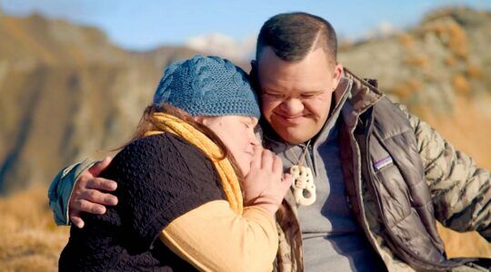 Stilbeeld uit "Down For Love" (2022) met twee deelnemers