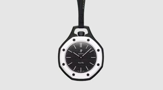 Een horloge van AP en Swatch.