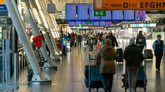 Een aantal reizigers op Schiphol.