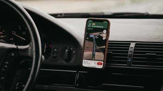Een telefoon met daarop een route van Google Maps.