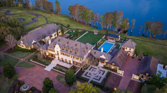 De villa met zwembad en kartbaan.