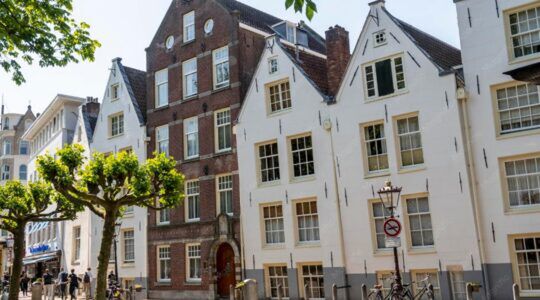 Een rijtje met huizen in Nederland.