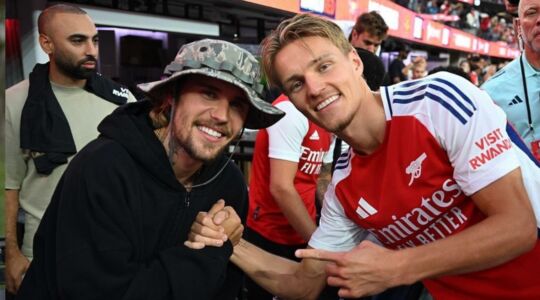 Martin Ødegaard op de foto met Justin Bieber
