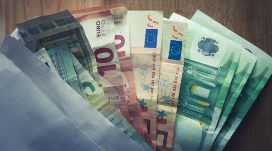 Geld, wat je wellicht krijgt van je reisverzekering op vakantie.