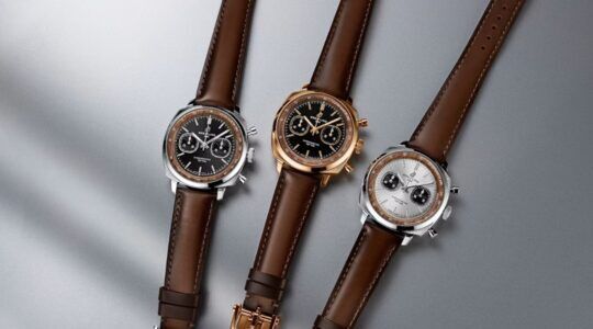 De horloges van Breitling en Aston Martin.