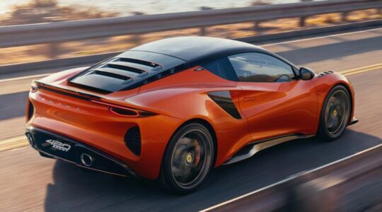 De buitenzijde van de Lotus Emira 420 Sport.
