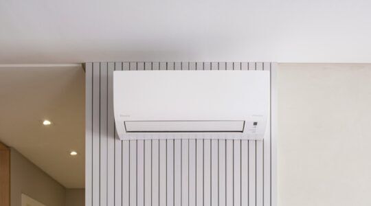 Een airco, waarmee geld valt te besparen.