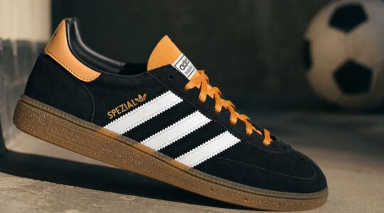 De nieuwe Adidas Spezial die is geïnspireerd op het uitshirt van Ajax