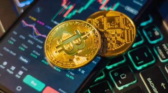 Een telefoon waarmee in Crypto wordt gehandeld