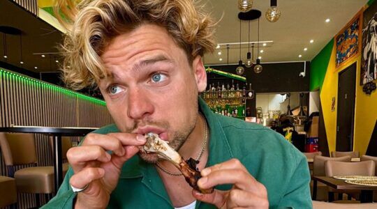 Daan van der Lecq eet een chickenwing.