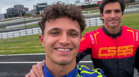 Lando Norris die een selfie maakt met Carlos Sainz.