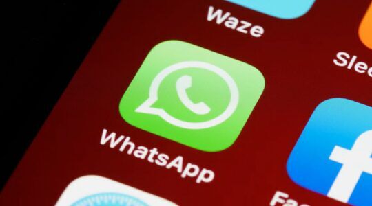 WhatsApp logo op een telefoon.