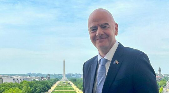 Gianni Infantino op de foto voor een mooi gebouw in de achtergrond.