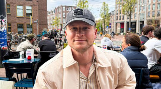 Kalvijn op een terras in Amsterdam