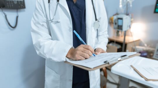 Een dokter die dingen opschrijft.