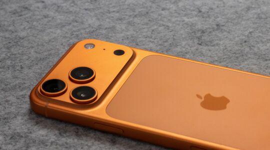 Een oranje iPhone 17