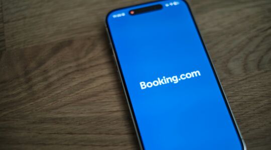 Een telefoon met Booking.com openstaan.
