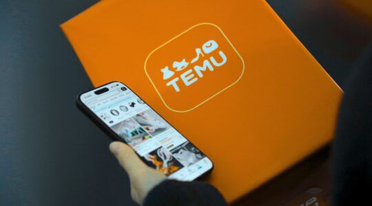 Een telefoon en een tas met Temu