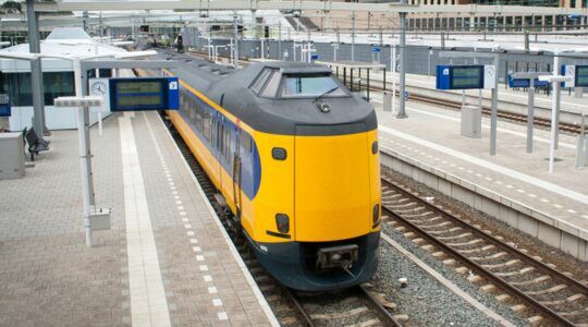 Een trein van de NS, waar ouderen nu nog korting voor krijgen.