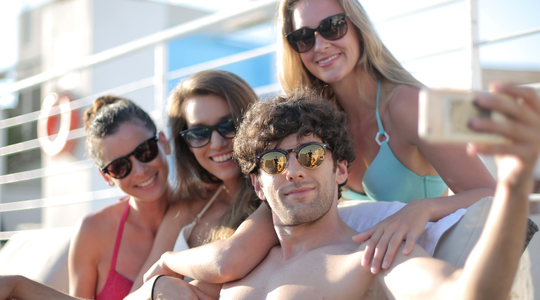 Een man op vakantie met allemaal vrouwen (dé reden waarom een vakantie apart de ultieme relatietest is volgens happn)