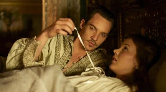Stilbeeld uit "The Tudors" (2007) met Jonathan Rhys Meyers en Joss Stone