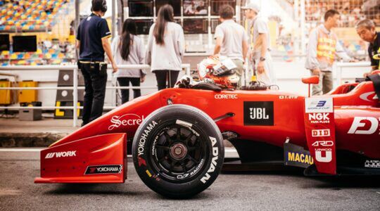Een F1-auto, waar de president van Tsjechië graag foto's van maakt.