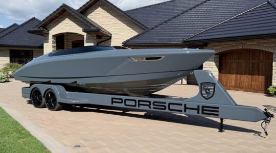 Een door Porsche Design onthulde speedboot.
