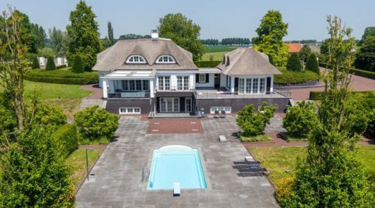 De achterkant van de luxe villa op Funda.