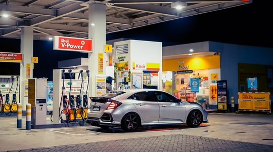 Een tankstation in België, waar benzine goedkoper is dan in Nederland.