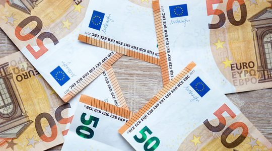 Cashgeld op een tafel.
