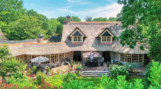 De buitenzijde van de klassieke villa.